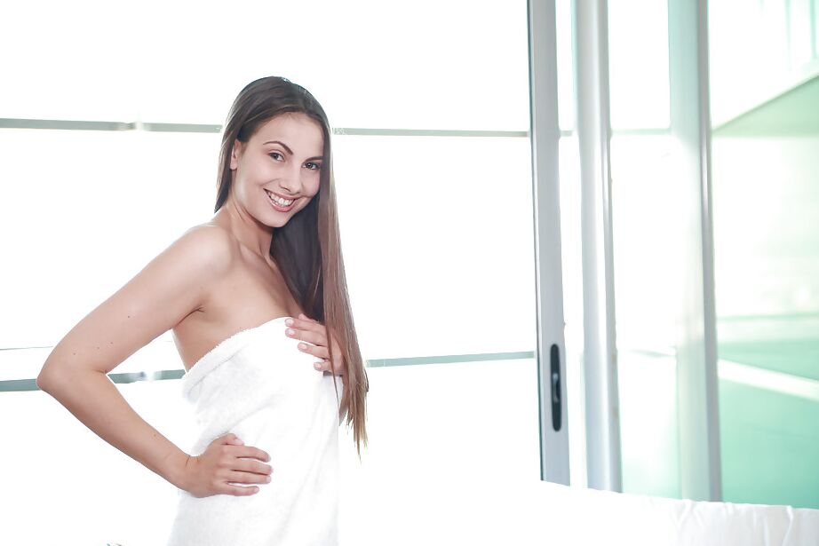 16P A gata peituda Connie Carter mostra pés sensuais e uma linda vagina rosa