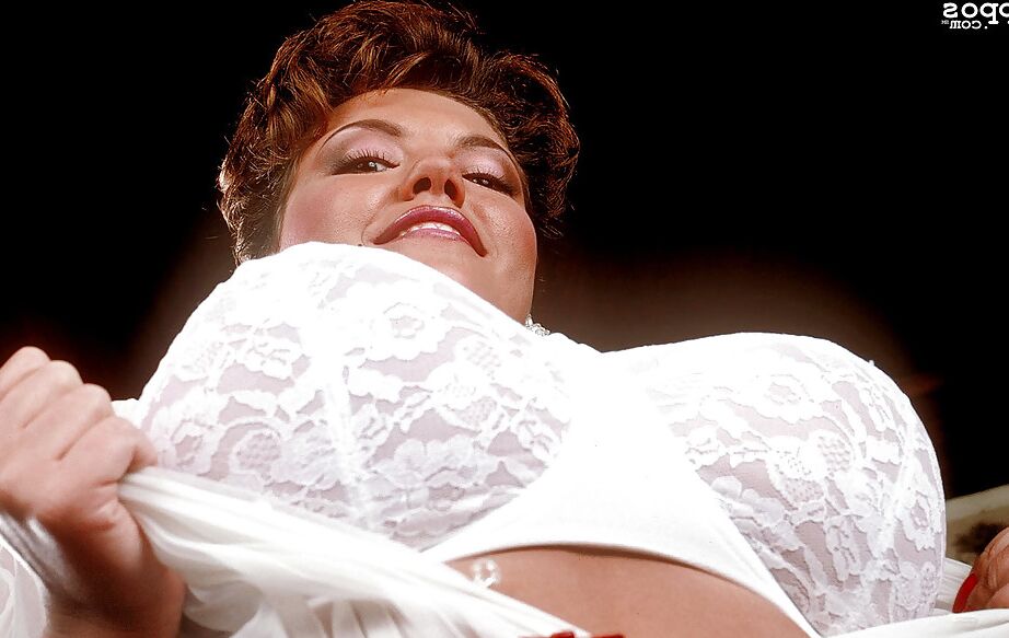 16P La oficinista griega mayor Diane Poppos mostrando piernas sexys en medias