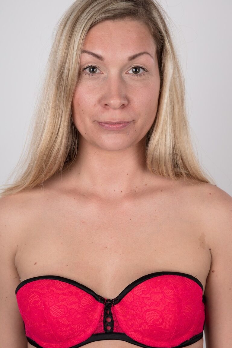 20P La rubia amateur Aneta se desnuda totalmente tras quitarse la ropa