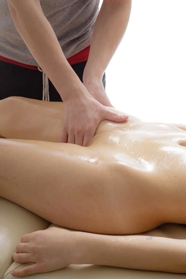 21P A adolescente encantadora Adelle tem seu ânus tocado e fodido depois de uma massagem