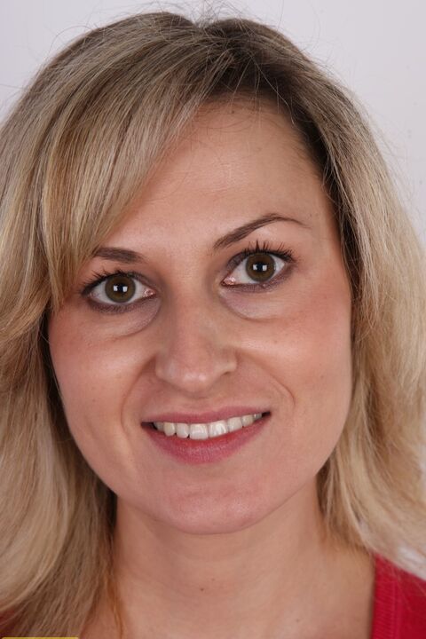 20P Sandra, amatrice blonde, se met de côté tout en se mettant complètement nue.