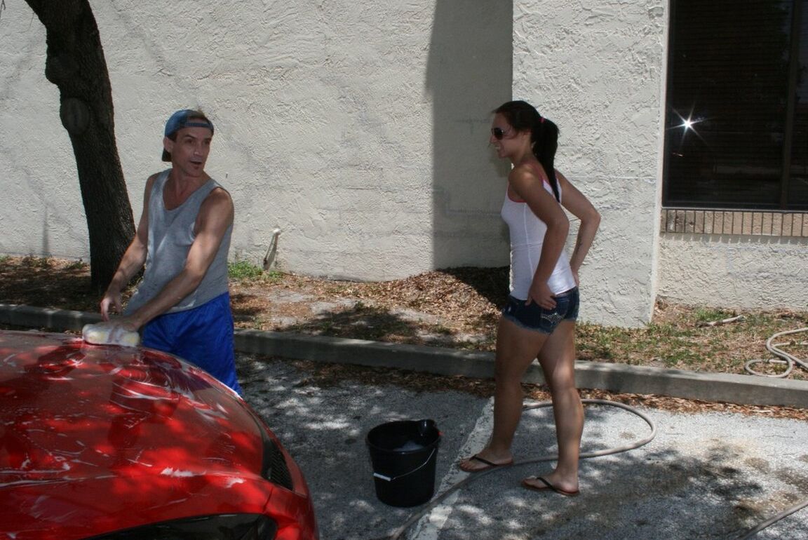 12P A vagabunda adolescente Ashley Storm leva o carro lavado pelo preço de uma punheta