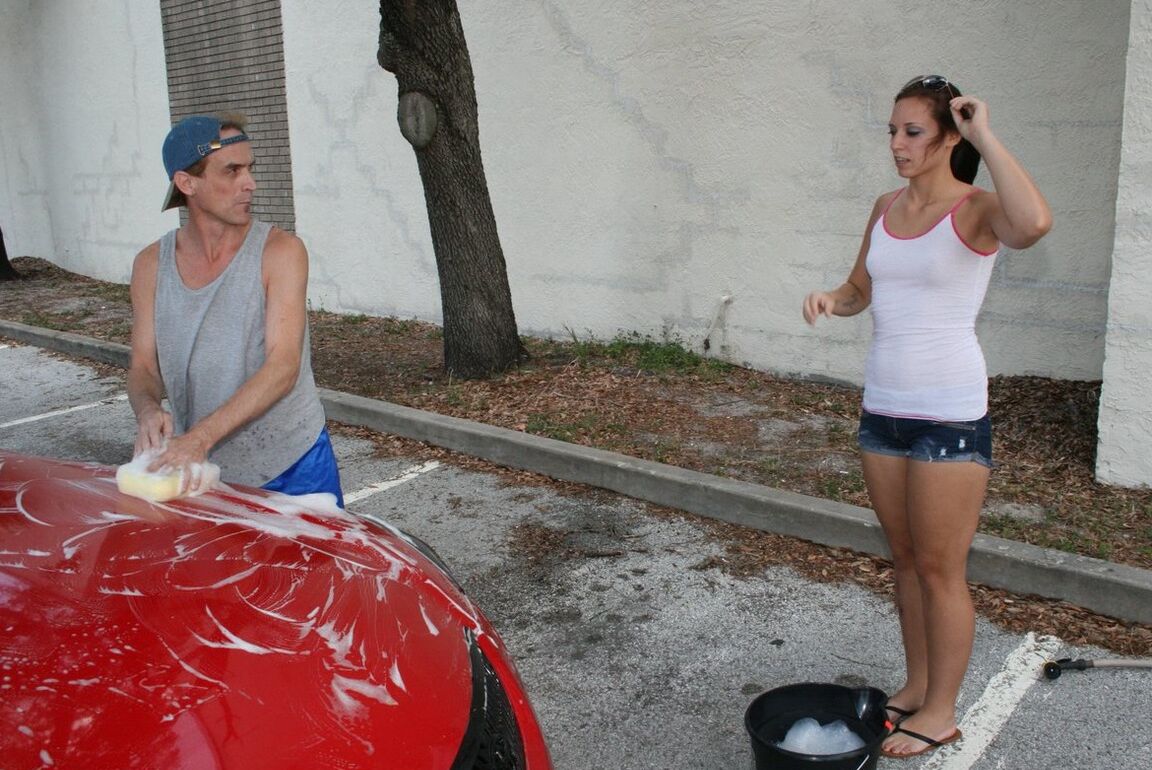 12P A vagabunda adolescente Ashley Storm leva o carro lavado pelo preço de uma punheta