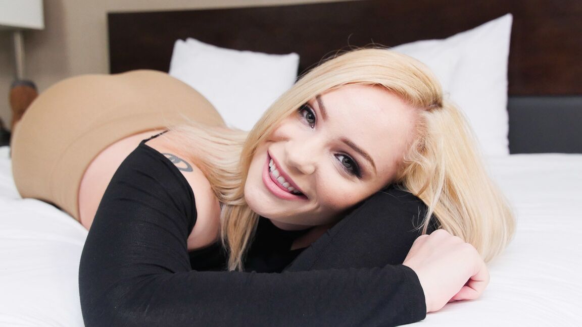 17P La adorable rubia Hadley Viscara se quita las pantimedias para una mamada en POV