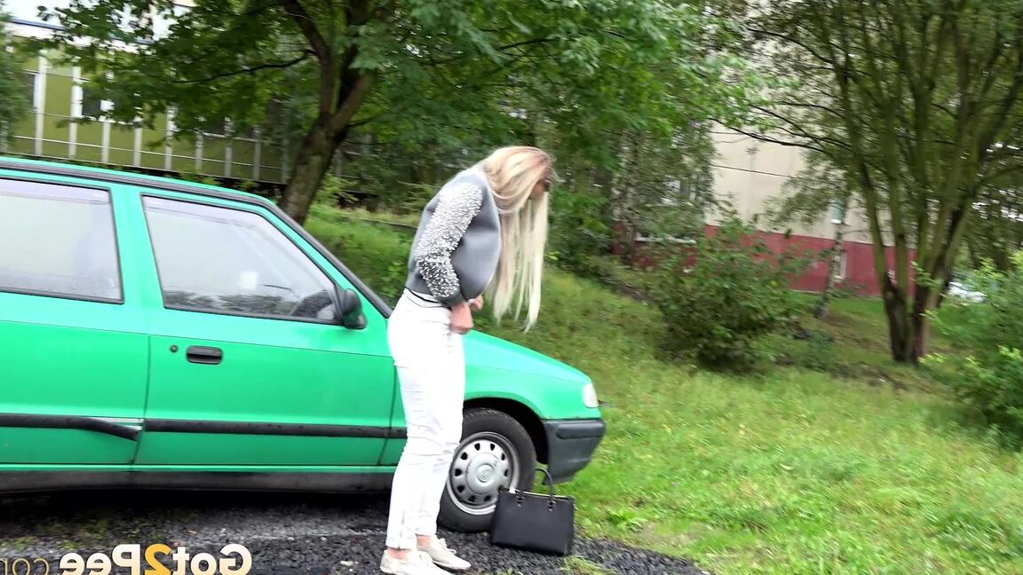 15P ブロンドの女の子プロキシは、自分が締め出されていることを発見した後、車のそばでおしっこをするためにしゃがみます