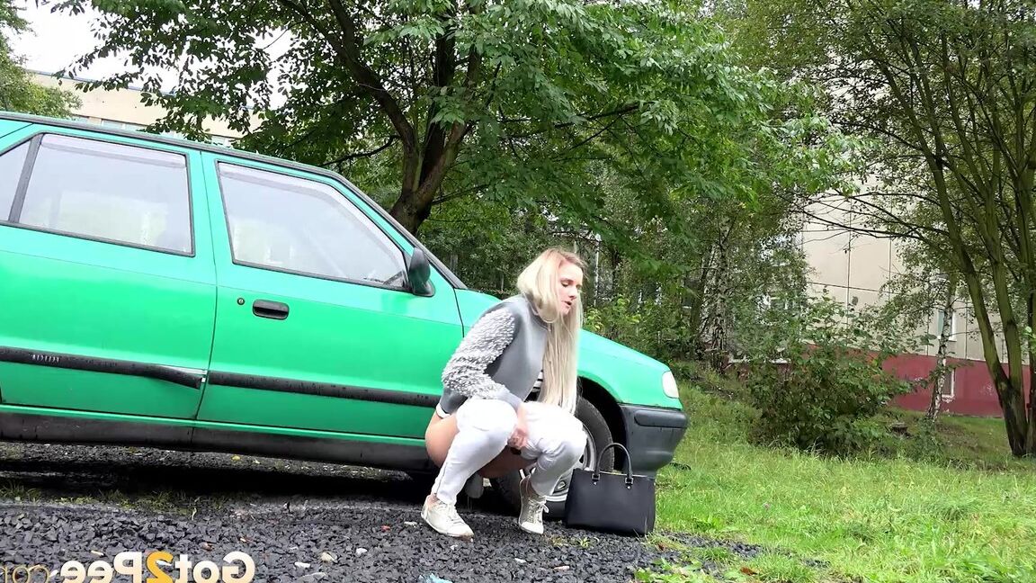 15P ブロンドの女の子プロキシは、自分が締め出されていることを発見した後、車のそばでおしっこをするためにしゃがみます