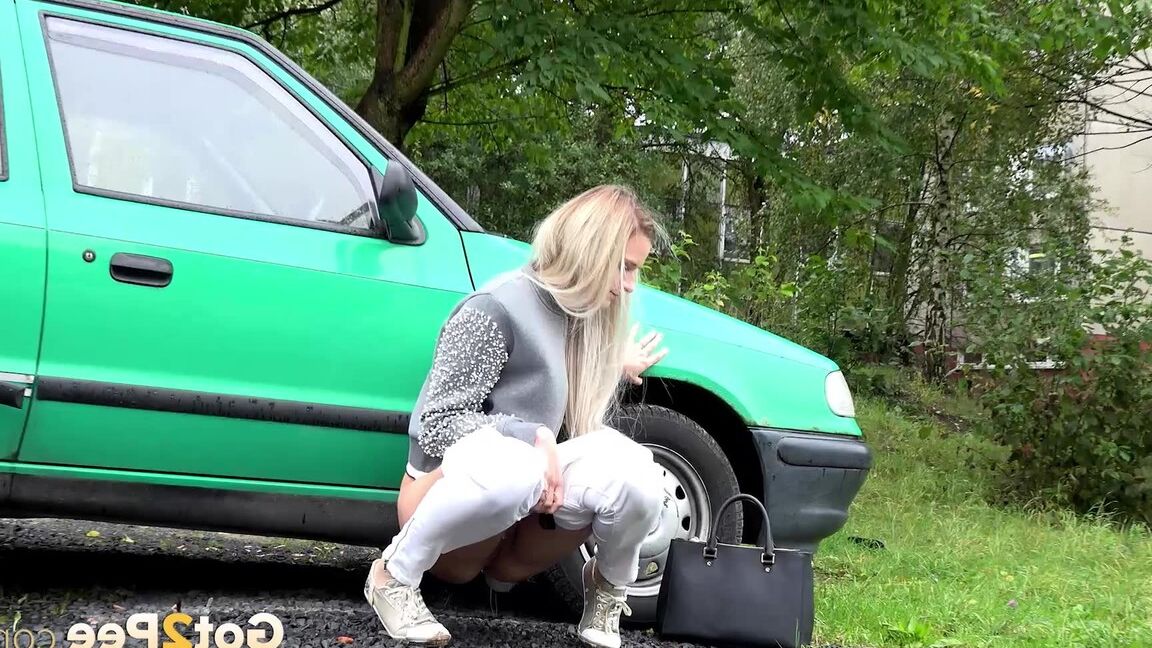 15P ブロンドの女の子プロキシは、自分が締め出されていることを発見した後、車のそばでおしっこをするためにしゃがみます