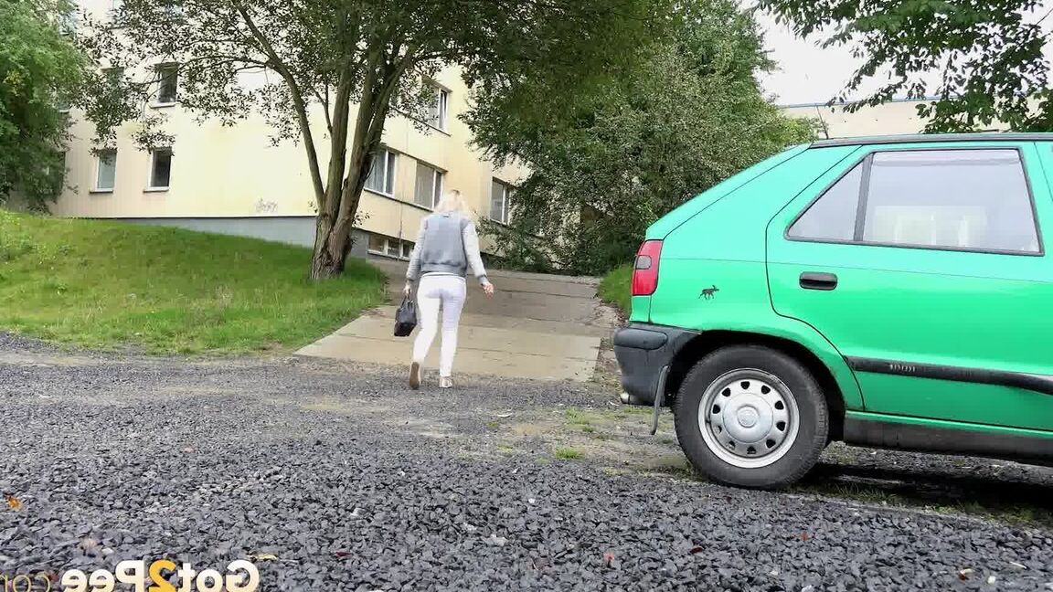15P ブロンドの女の子プロキシは、自分が締め出されていることを発見した後、車のそばでおしっこをするためにしゃがみます