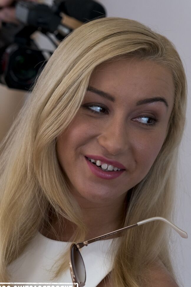 17P A bunda gostosa da loira atraente Katrin Tequila fica coberta de porra na foda de elenco