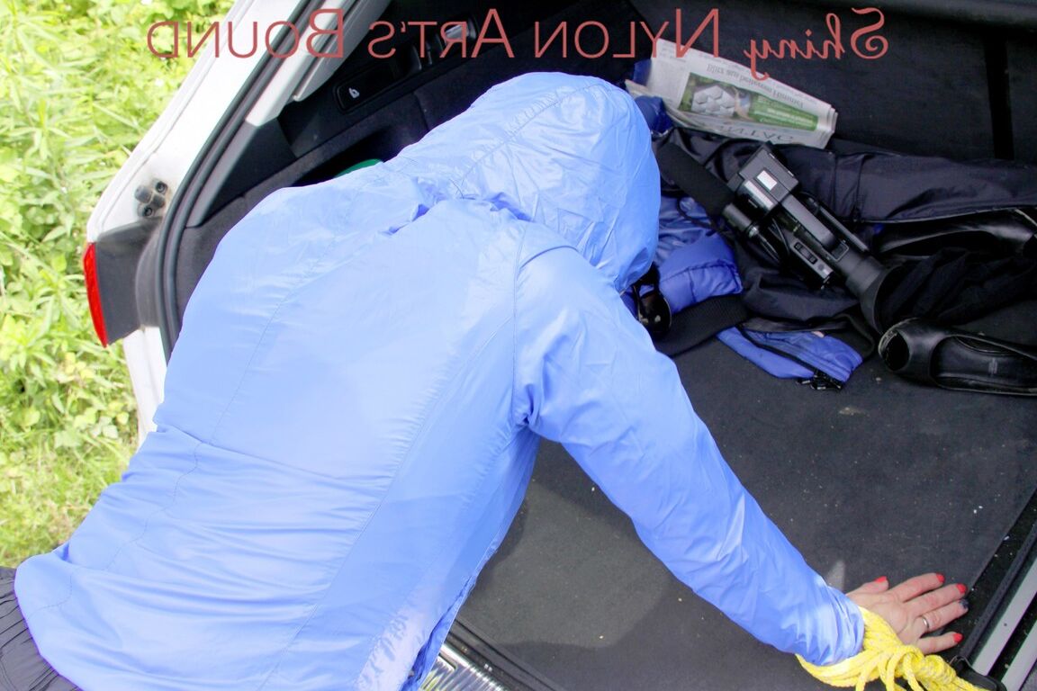16P 白人少女がレイン​​ウェアを着たまま車のトランクに拘束される