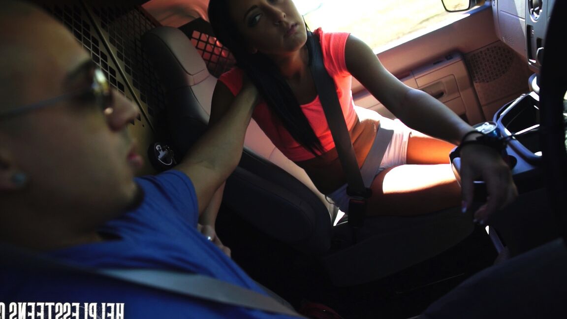 15P A adolescente de cabelos escuros Sabrina Banks é forçada a fazer sexo BDSM após problemas no carro