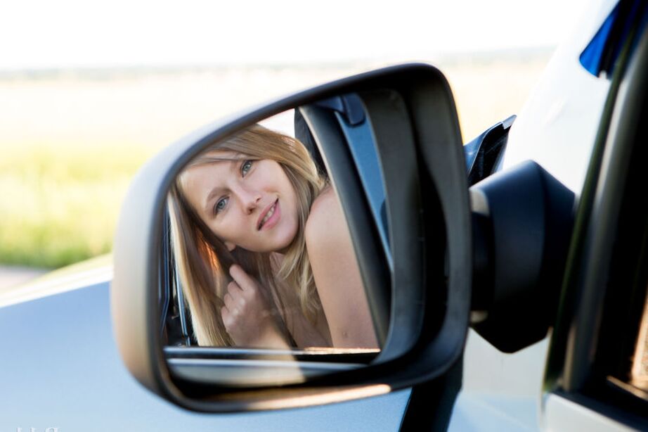 16P La atrevida rubia Mila se desnuda en el coche para mostrar las tetas y el chocho
