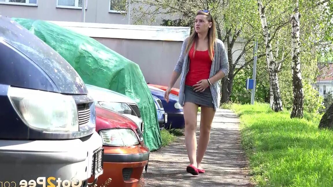 15P Hidden spy cam captures a girl taking a badly needed piss in the car park