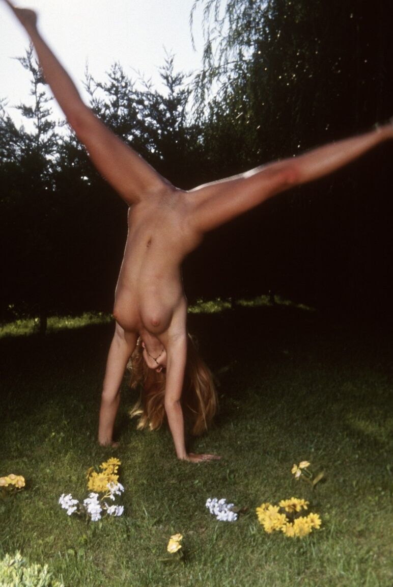 18P Fille sexy aux seins incroyables Judith Divine doigte son savoureux vagin en solo