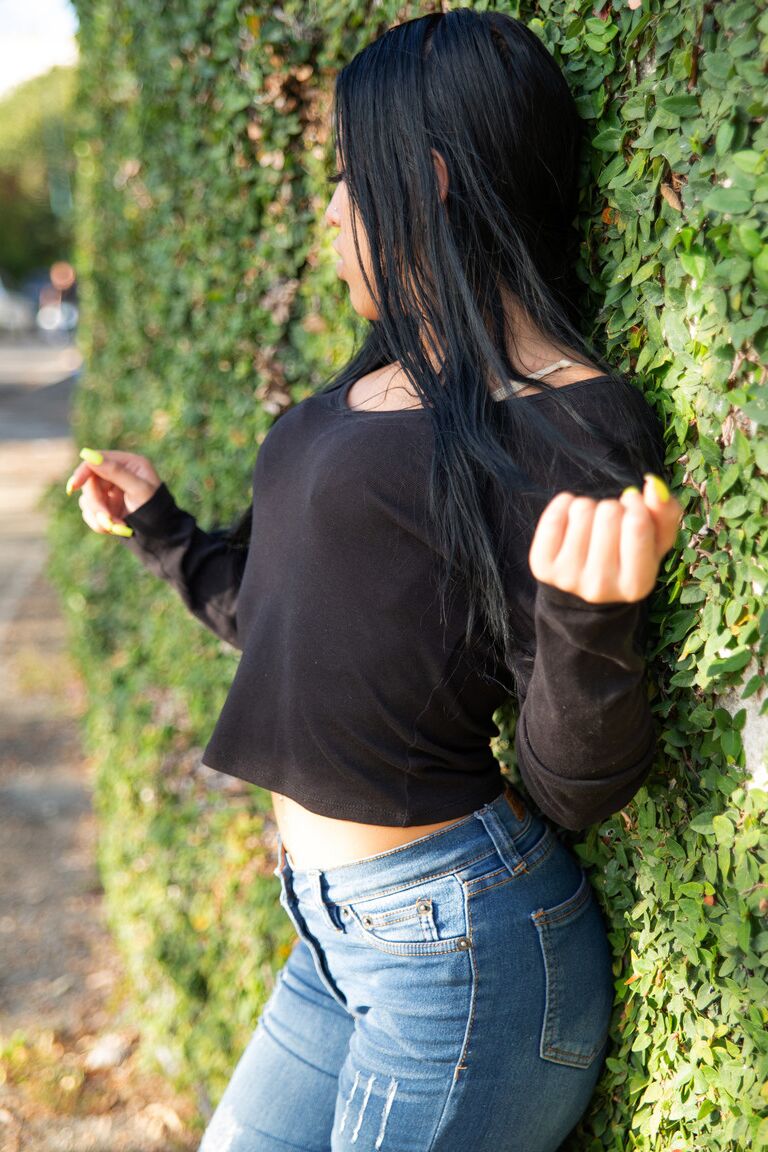21P La jolie Latina Jenny Tovar se déshabille, écarte la chatte et se masturbe
