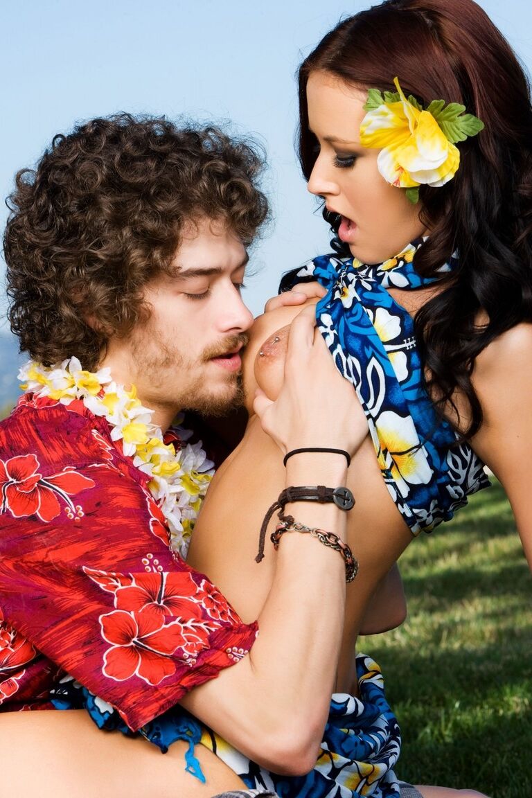 17P Morena sexy de tetas medianas Ashley Grace taladrada y jizzada en el coño