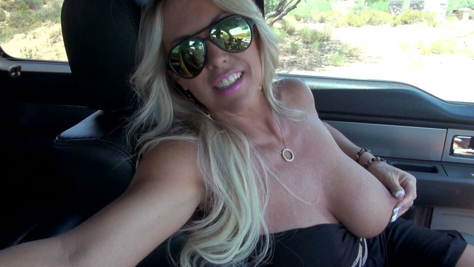 10P Loira peituda Wifey persuadindo a porra de um grande galo enquanto dentro de um carro