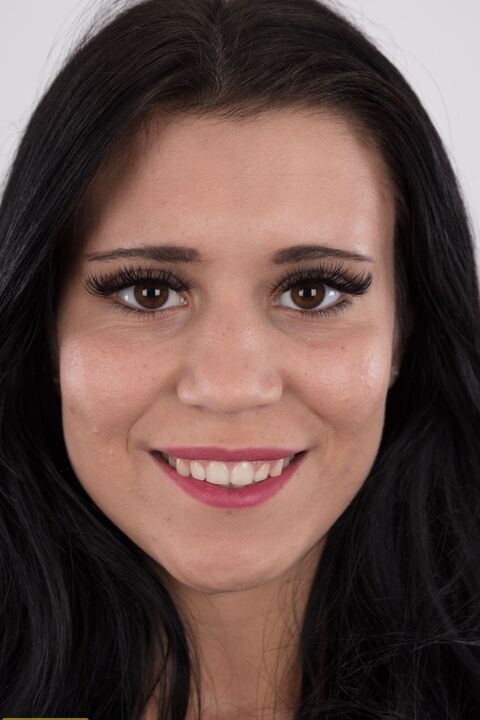 16P A amadora de cabelos escuros Tereza tira um vestido vermelho para sua primeira sessão de nudez