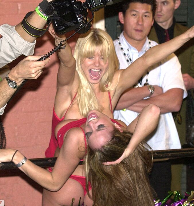 14P Garotas festeiras peitudas exibem seus peitos grandes em público no Mardi Gras