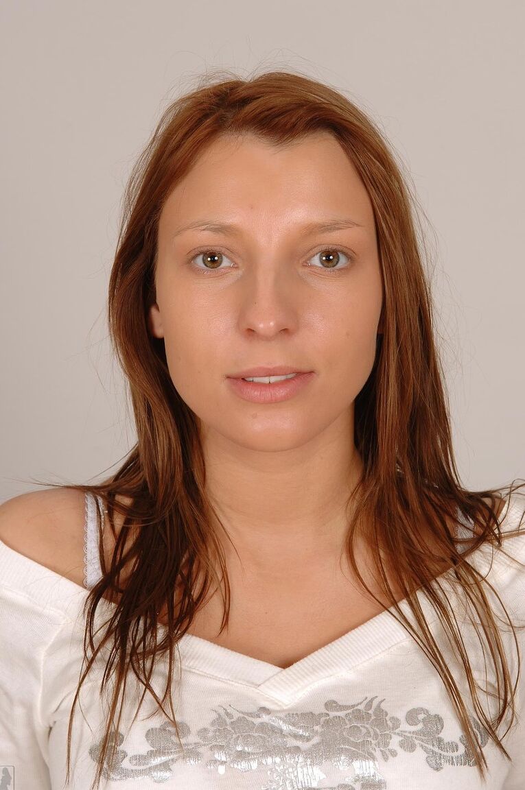 21P Amadora europeia Morgan Moon mostra seus lindos peitos e sua vulva peluda