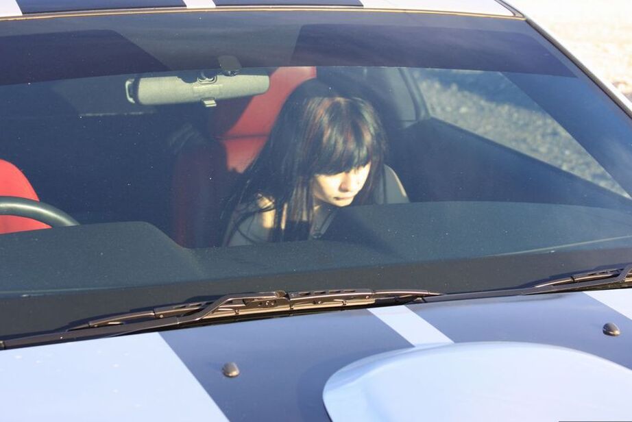 20P L'amatrice brune Susy Rocks expose ses jolis seins à l'intérieur d'une muscle car