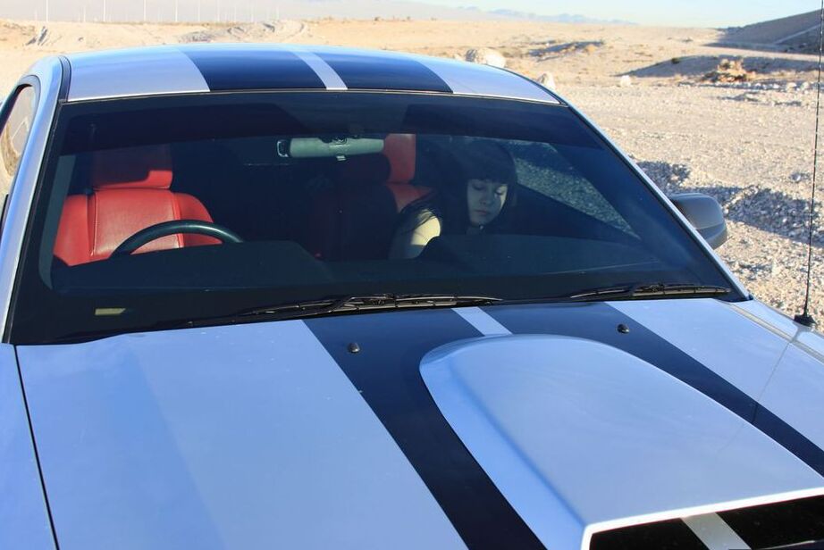 20P L'amatrice brune Susy Rocks expose ses jolis seins à l'intérieur d'une muscle car