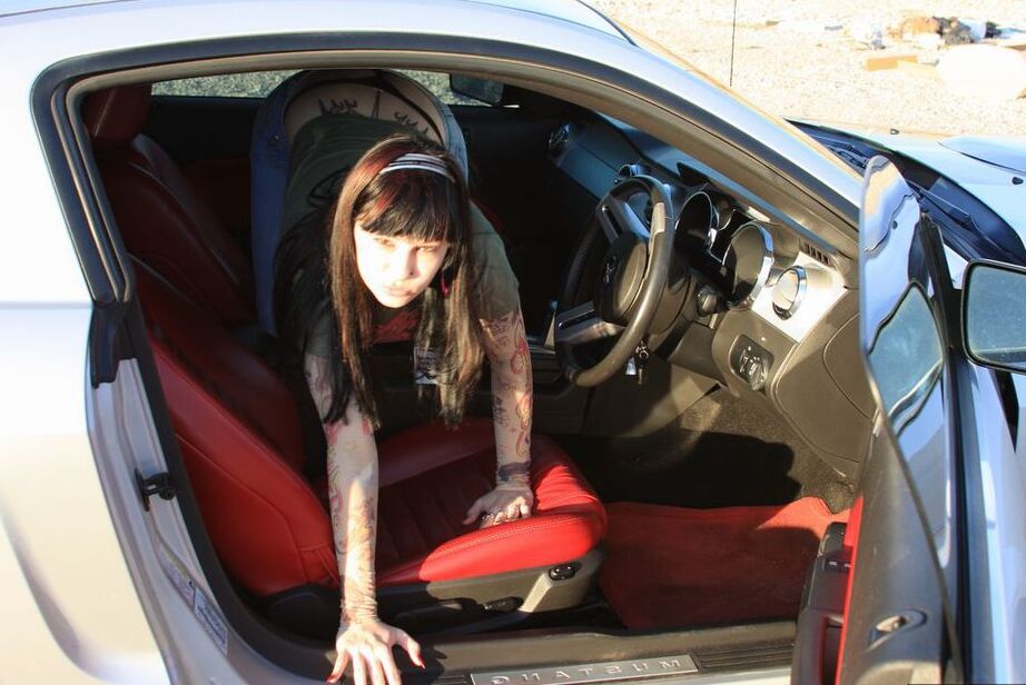 20P L'amatrice brune Susy Rocks expose ses jolis seins à l'intérieur d'une muscle car