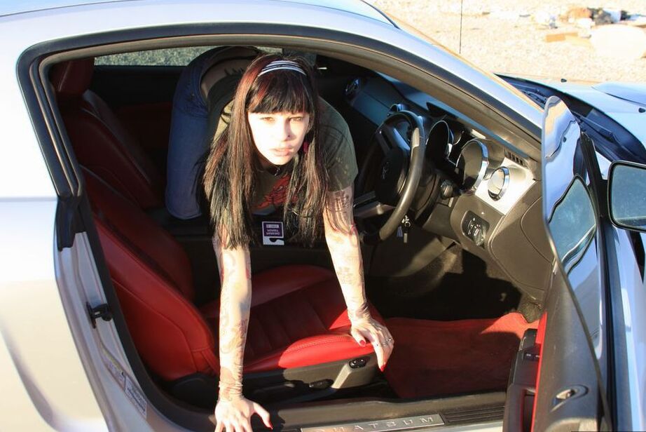 20P L'amatrice brune Susy Rocks expose ses jolis seins à l'intérieur d'une muscle car