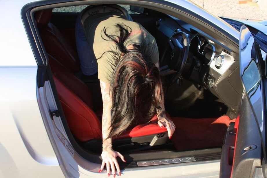 20P L'amatrice brune Susy Rocks expose ses jolis seins à l'intérieur d'une muscle car
