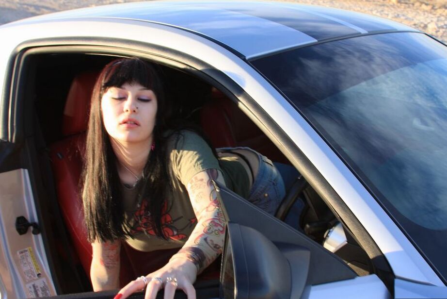 20P L'amatrice brune Susy Rocks expose ses jolis seins à l'intérieur d'une muscle car
