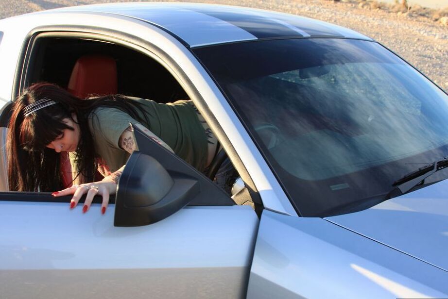 20P L'amatrice brune Susy Rocks expose ses jolis seins à l'intérieur d'une muscle car