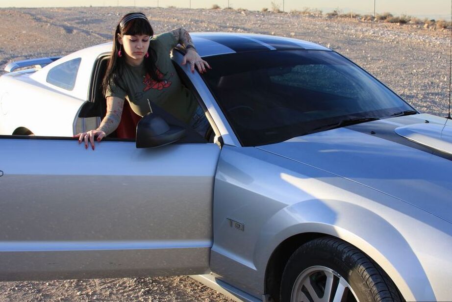 20P L'amatrice brune Susy Rocks expose ses jolis seins à l'intérieur d'une muscle car