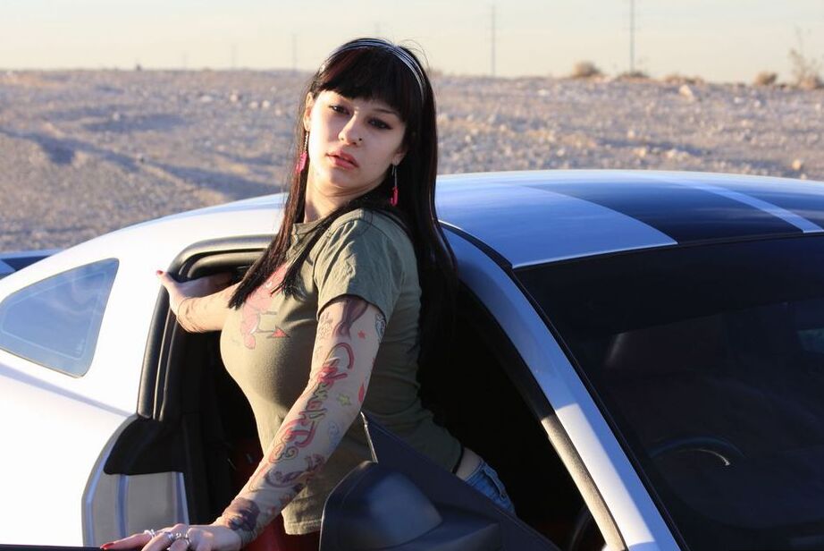20P L'amatrice brune Susy Rocks expose ses jolis seins à l'intérieur d'une muscle car