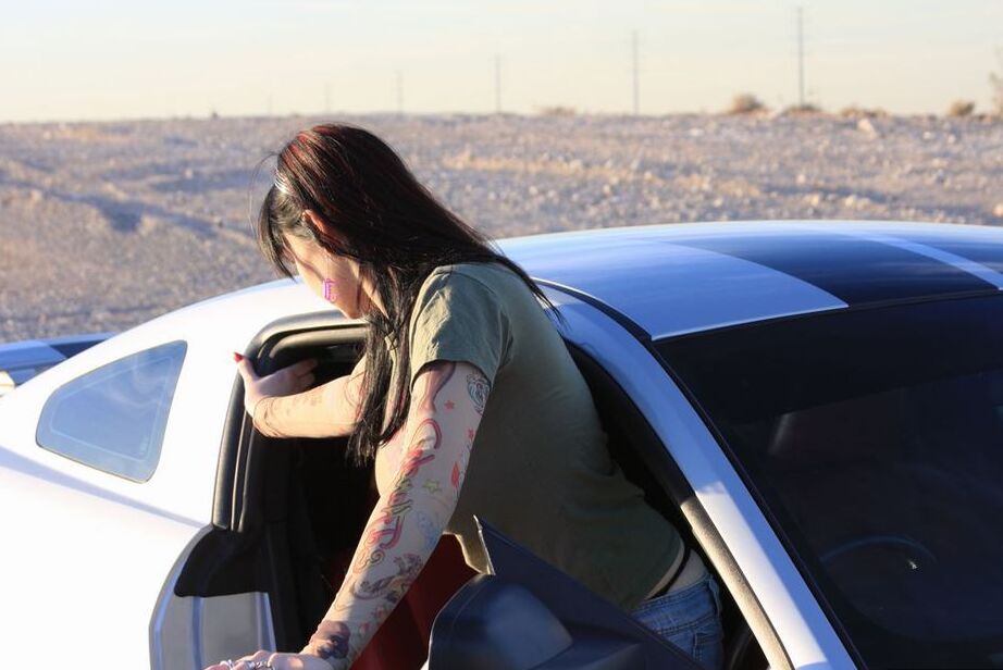 20P L'amatrice brune Susy Rocks expose ses jolis seins à l'intérieur d'une muscle car