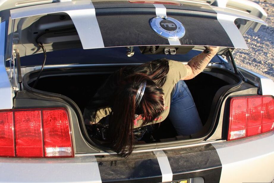 20P L'amatrice brune Susy Rocks expose ses jolis seins à l'intérieur d'une muscle car