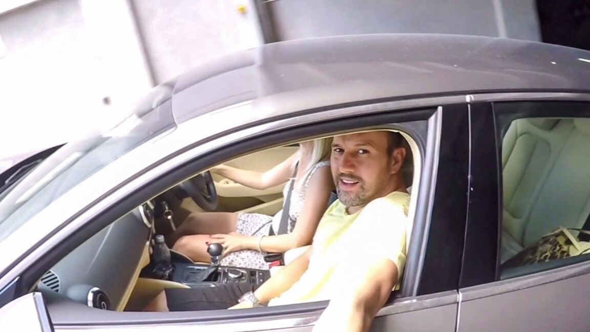 16P A loira Jasmine Rouge esfrega a buceta em um carro antes de masturbar um pau