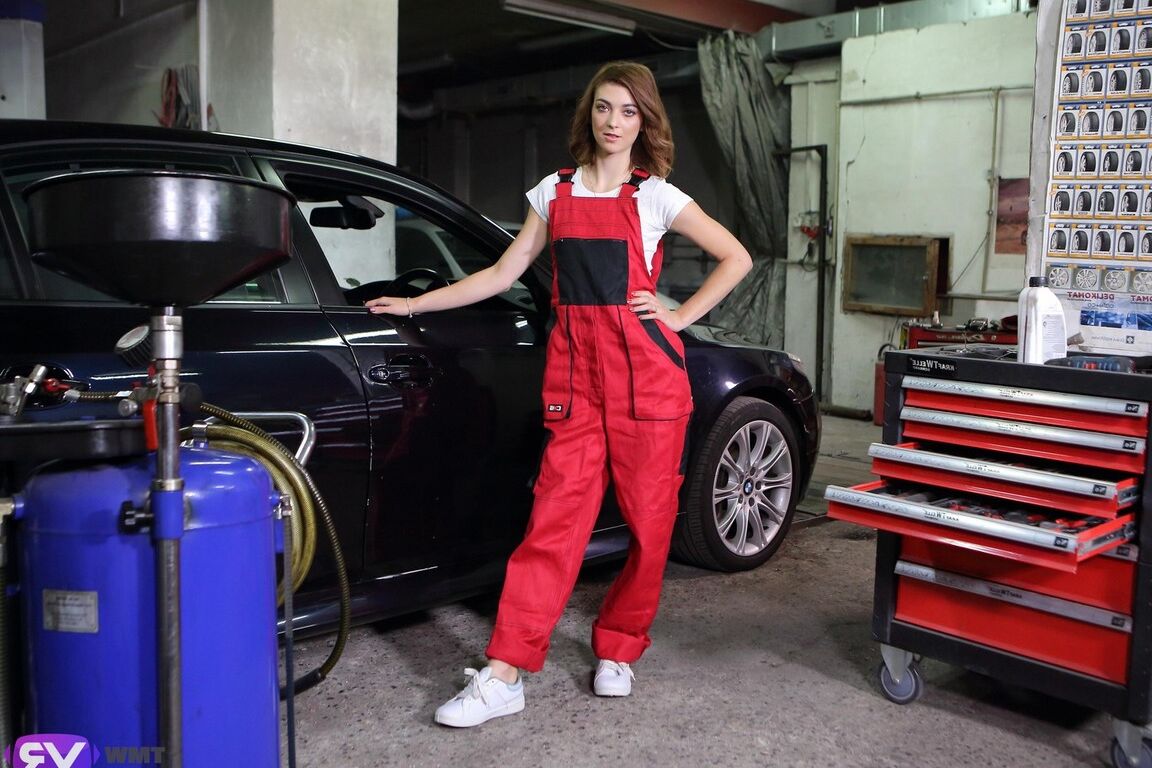 16P Sexy horny mechanic with awesome body reaches the climax right in a car