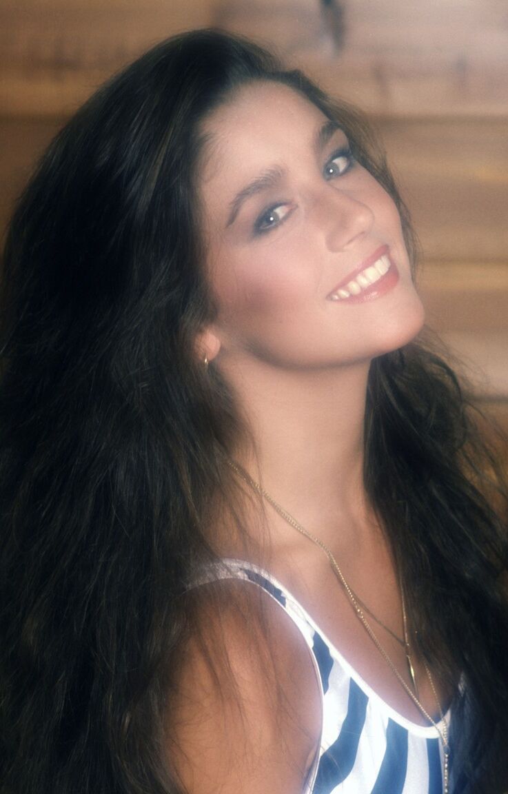 16P La adorable morena Lisa Davies aprieta sus tetas naturales y posa desnuda