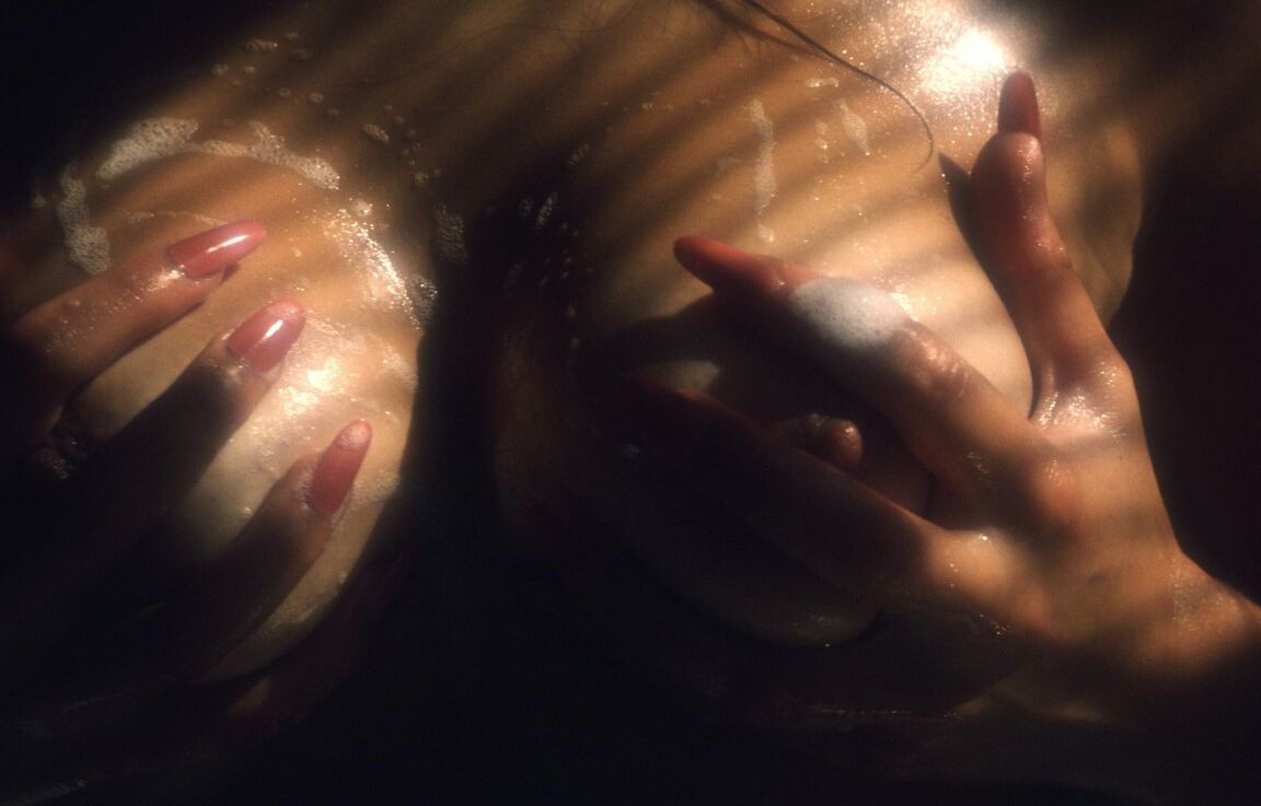 16P La adorable morena Lisa Davies aprieta sus tetas naturales y posa desnuda