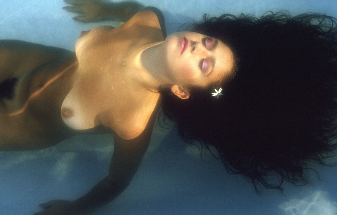 16P La adorable morena Lisa Davies aprieta sus tetas naturales y posa desnuda
