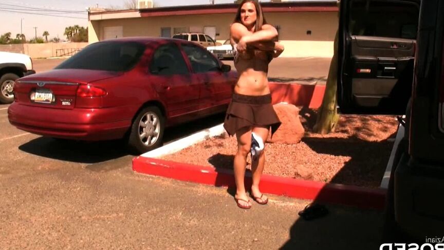 15P Female exhibitionist Misty Anderson gets naked while changing in a parking lot