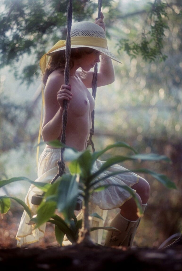 21P La sexy vintage Betsy Harris muestra sus tetas naturales y su vello púbico mientras posa