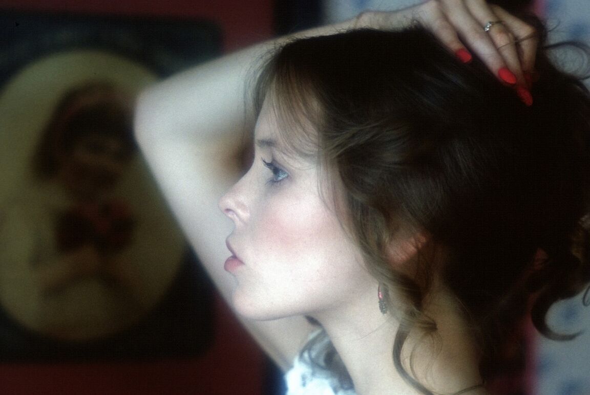 21P La sexy vintage Betsy Harris muestra sus tetas naturales y su vello púbico mientras posa