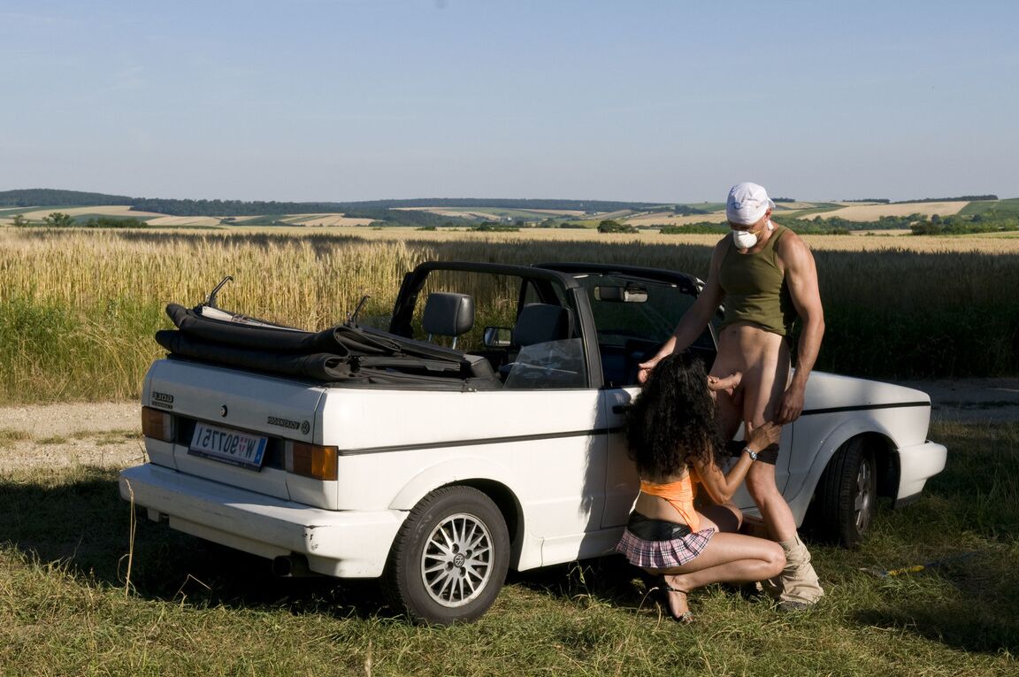 12P Romana morena amateur de pelo rizado chupa y folla al aire libre