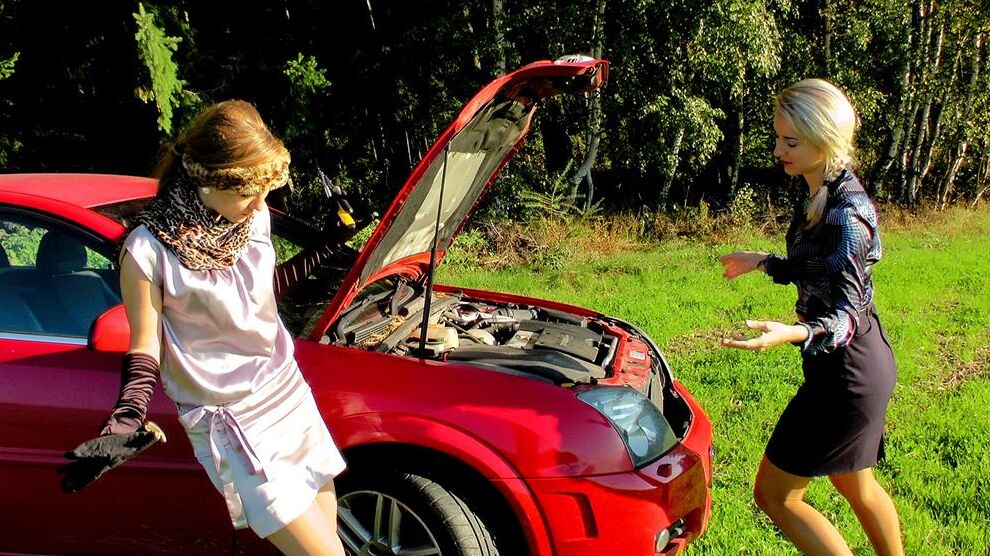 15P Mulheres vestidas encharcam-se umas às outras em produtos alimentares depois do carro avariar