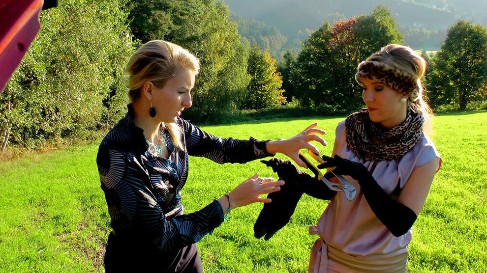 15P Mulheres vestidas encharcam-se umas às outras em produtos alimentares depois do carro avariar