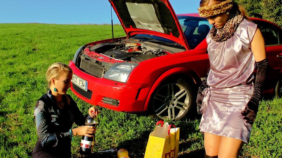 15P Mulheres vestidas encharcam-se umas às outras em produtos alimentares depois do carro avariar