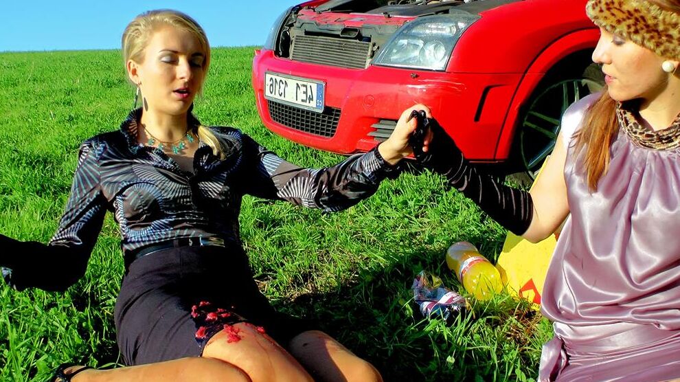 15P Mulheres vestidas encharcam-se umas às outras em produtos alimentares depois do carro avariar