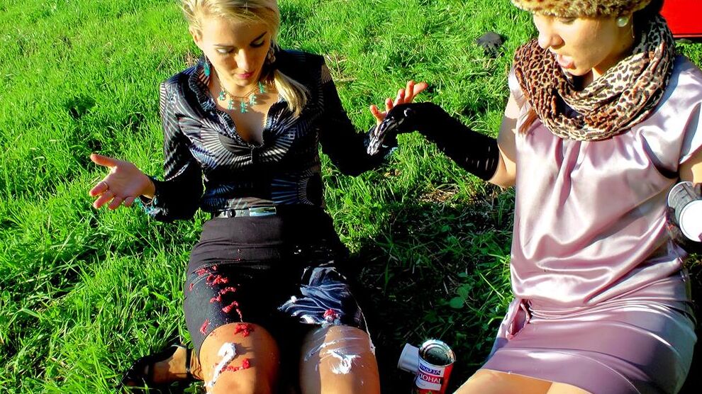 15P Mulheres vestidas encharcam-se umas às outras em produtos alimentares depois do carro avariar