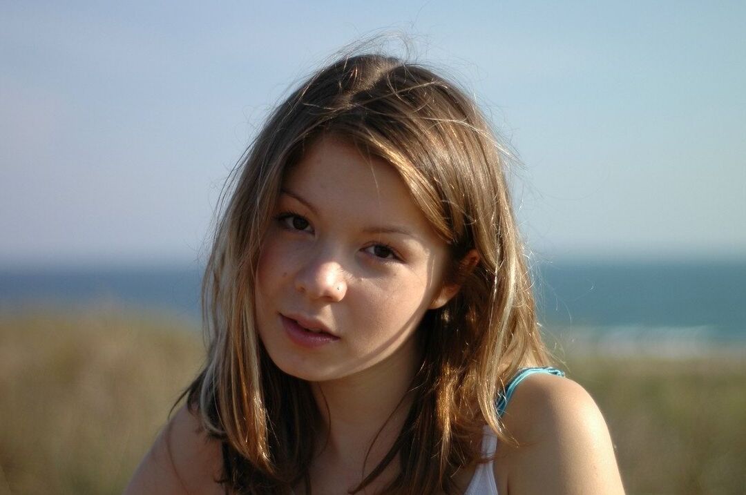 15P Charmante jeune fille montre ses sous-vêtements après avoir découvert ses petits seins